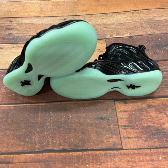 Nike Men's Air Foamposite One Basketball Shoes - Picture 6 of 6